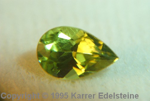 Peridot, Olivin facettiert geschliffen als Tropfen, pear-shape, pendeloque, poire