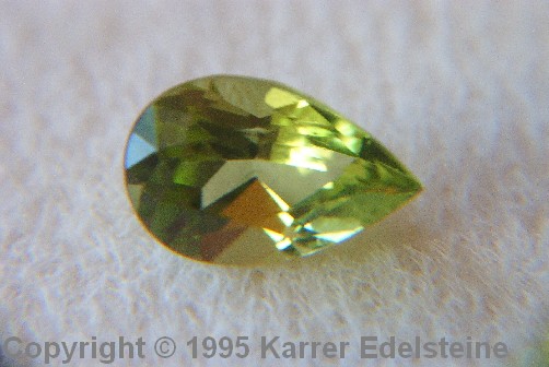 Peridot, Olivin facettiert geschliffen als Tropfen, pear-shape, pendeloque, poire