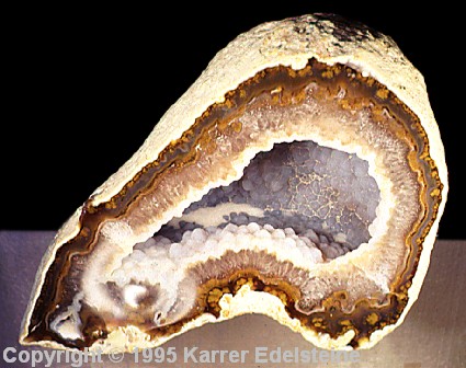 Geode mit Mineralsee