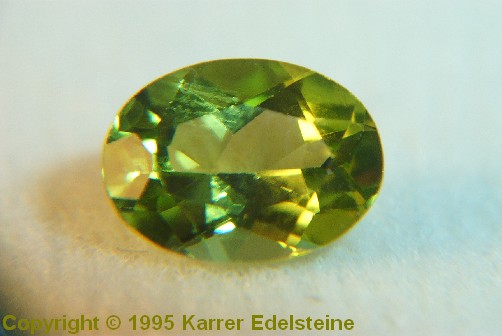 Peridot, Olivin facettiert geschliffen als oval